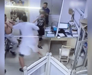 Phiền lòng chuyện bác sĩ và bệnh nhân đánh nhau ngay trong viện