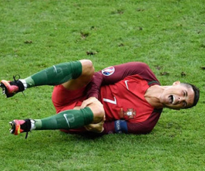 Ronaldo rách dây chằng đầu gối, phải nghỉ thi đấu ít nhất 5 tháng?