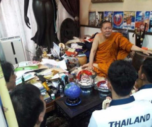 Sư Phra lại làm phép cho đoàn thể thao Thái Lan