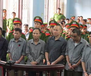 500 người đập phá, 8 người đi tù
