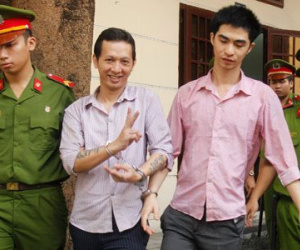 Bị cáo giết người cười rạng rỡ sau khi phiên tòa bị hoãn