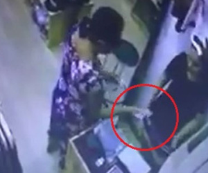 Bị thôi miên, cô gái tự nguyện đưa cả xấp tiền cho người lạ?