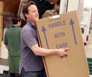Câu chuyện phía sau bức ảnh ông Cameron tự chuyển nhà