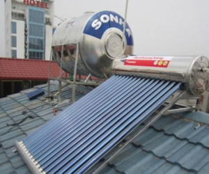 Hai cha con chết thảm khi sửa bình nóng lạnh trên mái tôn