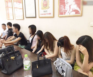 Tạm giữ hơn 20 chân dài ăn mặc mát mẻ làm "dịch vụ" cho quán karaoke
