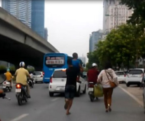Vác cháu bé, rượt đuổi xe khách trên đường Hà Nội