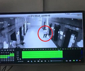 Cướp xịt hơi cay, giật điện thoại ở thang máy chung cư