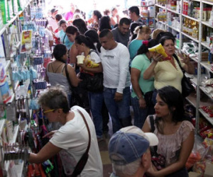 Dòng người Venezuela chen lấn sang Colombia mua đồ