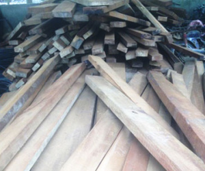 Hàng trăm phách gỗ lậu trong xưởng gỗ của em trai chủ tịch xã