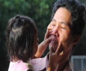 Người cha bị trao nhầm bé gái: "Xót con quá mà không đón về được"