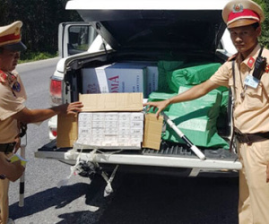 Tài xế thuê ôtô chở 7.500 bao thuốc lá lậu