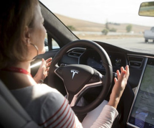 Tesla không bỏ tính năng tự lái dù có tai nạn chết người