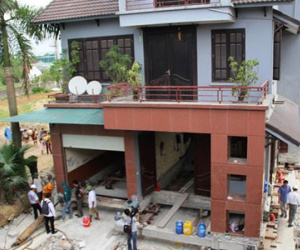 "Thần đèn" ở Nghệ An dời biệt thự 800 tấn