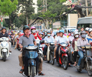 Xe máy leo lề, vượt đèn đỏ... bị phạt tiền nhiều hơn từ 1.8.2016