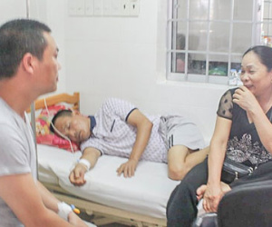 Ăn tôm nhiễm khuẩn, hàng trăm du khách phải cấp cứu