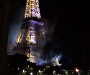 Khói đen bao phủ tháp Eiffel gây hoảng loạn ở Paris