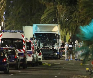 Nhân chứng vụ thảm sát ở Pháp: "Chiếc xe lao vào với tốc độ 70 km/h"