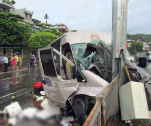 Quảng Ninh: Xe khách đâm cột đèn quảng cáo, 8 người nhập viện