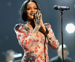 Rihanna an toàn sau vụ thảm sát ở Pháp