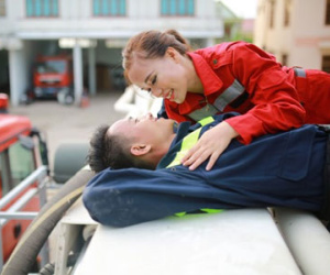 Ảnh cưới bên xe chữa cháy của cặp lính cứu hoả Quảng Trị