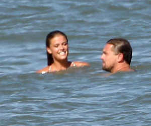 Leonardo DiCaprio tình tứ với bạn gái mới trên bãi biển