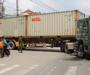 Mẹ nằm dưới bánh xe container, bé 4 tuổi gào khóc thảm thiết