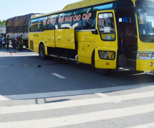 Ôtô khách tông xe máy chở 3, một người thiệt mạng