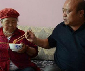Chồng giấu vợ bí mật nuôi mẹ suốt 9 năm