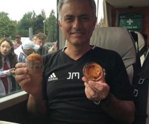 Fan MU tặng quà cho Mourinho sau chiến thắng đầu tiên