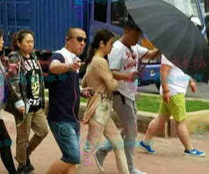 Lâm Tâm Như che chắn bụng bầu khi bị "soi"