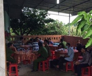Người đàn ông chết trên vũng máu với 2 vết cắt ở cổ
