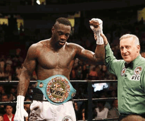 Boxing: Gãy tay vỡ bắp vẫn đánh đối thủ xin hàng
