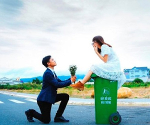 Cặp đôi Vũng Tàu chụp ảnh cưới bên thùng rác