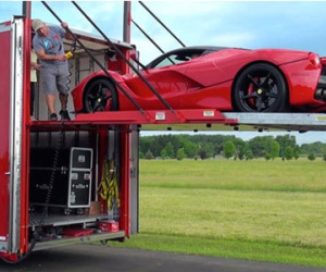 Container vận chuyển siêu xe LaFerrari triệu đô thế nào?