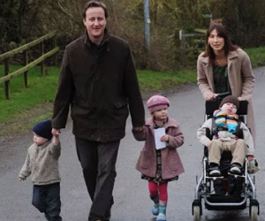 Cựu Thủ tướng Anh David Cameron cho con học trường "bình dân" và đi bộ đón con tan học