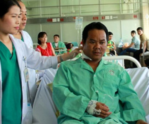 Gắp thành công viên đạn xuyên từ miệng xuống cổ nạn nhân