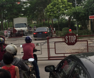 Nhân viên đường sắt "dạy" xe biển xanh đi sai luật 1 bài học