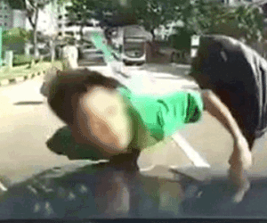 Qua đường không quan sát, bé trai bị ô tô húc tung lên ca-pô