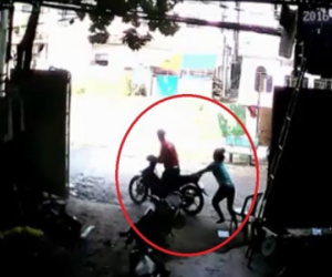Video: Bị cướp điện thoại, cô gái một mình xông vào chống trả