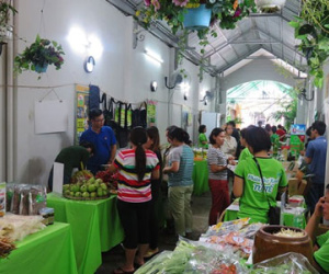 Chợ thực phẩm xanh tử tế hút khách Sài Gòn