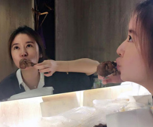Lâm Tâm Như bị đồn nghén ăn vì khoe ảnh gặm cả "núi" đùi gà