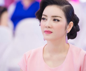 Lý Nhã Kỳ tặng 50 triệu cho cô gái bị chồng tưới xăng đốt