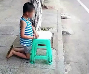 Mẹ hổ đánh đập, bắt con quỳ gối làm bài giữa đường gây tranh cãi mạng xã hội