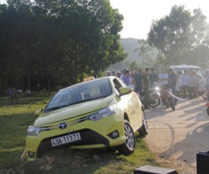 Tài xế taxi nằm chết giữa đường với nhiều vết đâm
