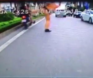 Tạm đình chỉ CSGT tung chân đá người đi xe máy vi phạm
