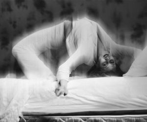"Bóng đè" nghẹt thở, tê dại: Vì sao có hiện tượng này?