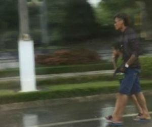 Chân dung người bố gí súng vào đầu con trốn công an, cướp taxi