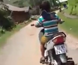 Clip: Hoảng hồn cảnh bé trai một mình chạy xe máy vun vút trên đường