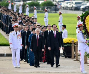 Đại biểu Quốc hội khóa mới viếng lăng Chủ tịch Hồ Chí Minh