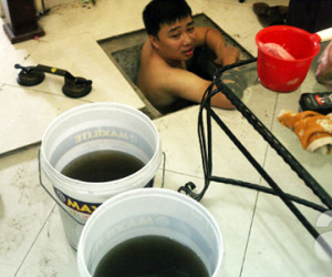 Hà Nội: Mất nước kéo dài, dân phải nhịn đi vệ sinh, hứng nước điều hòa dội bồn cầu